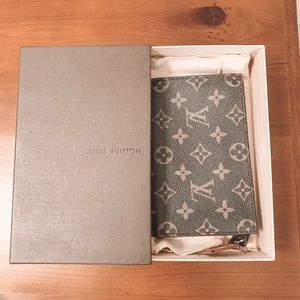Louis Vuitton Wallet (Box Included)